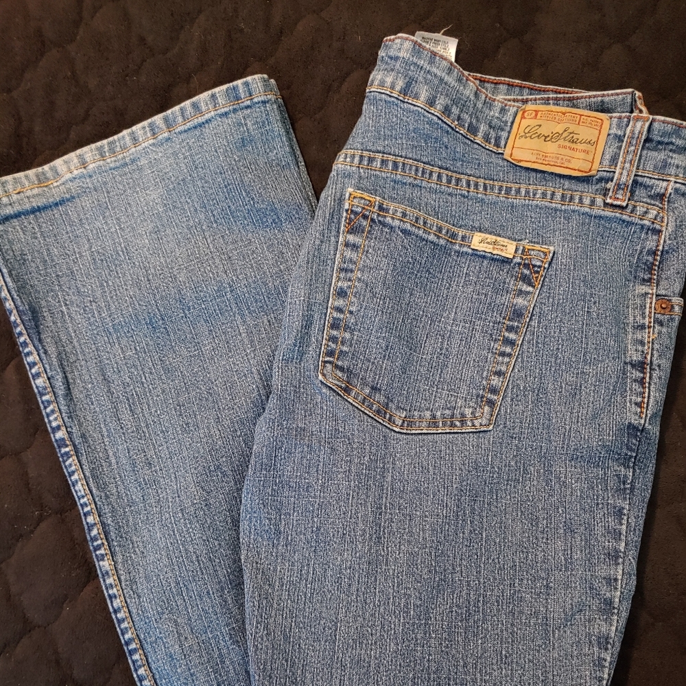 Levi Stratuss low rise bootcut jeans misses 8